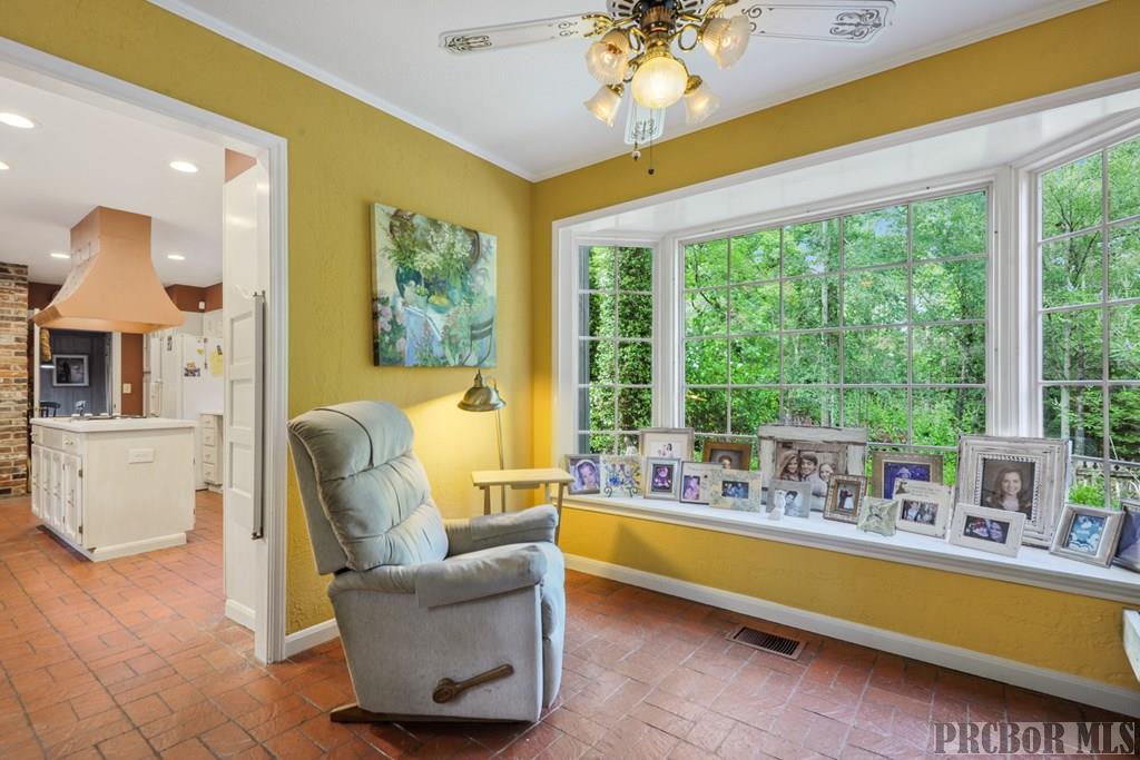Sitting or breakfast room with view of gardens
